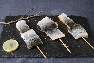 冰鮮鮭魚串(或香魚)